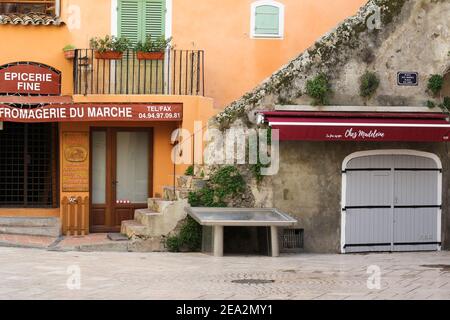 Vieille blanchisserie - paysage, mimosa, fleurs - Saint Tropez, France - 07 février 2021 - #ilonabarn.photoconews Banque D'Images