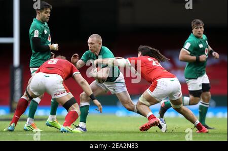 Le groupe irlandais Keith Earls est affronté par Josh Navidi au pays de Galles lors du match Guinness des six Nations au stade de la Principauté de Cardiff. Date de la photo: Dimanche 7 février 2021. Banque D'Images