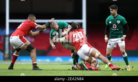 Le groupe irlandais Keith Earls est affronté par Josh Navidi au pays de Galles lors du match Guinness des six Nations au stade de la Principauté de Cardiff. Date de la photo: Dimanche 7 février 2021. Banque D'Images