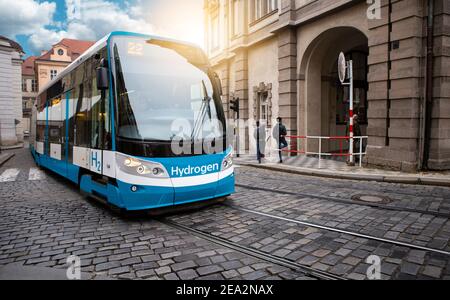 Un tramway à pile à hydrogène dans une rue de la ville Banque D'Images