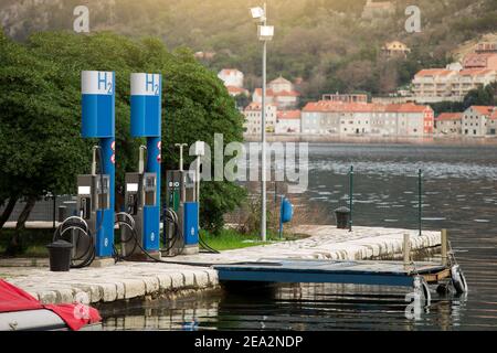 Station de remplissage d'hydrogène pour bateaux à la jetée Banque D'Images