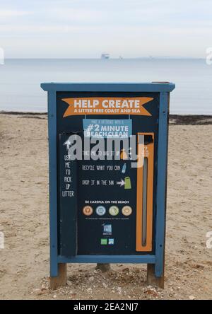 Panneau à l'extérieur du café Knoll Beach favorisant un environnement sans litière. Navires de croisière ancrés en raison de restrictions de verrouillage ancrées en arrière-plan. Banque D'Images