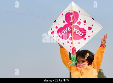 Guwahati, Assam, Inde. 7 février 2021. Un enfant vole un cerf-volant coloré pendant le festival du cerf-volant sur la rive du fleuve Brahmaputra à Guwahati, en Inde. Crédit : David Talukdar/ZUMA Wire/Alay Live News Banque D'Images