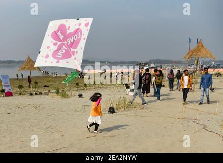 Guwahati, Assam, Inde. 7 février 2021. Un enfant vole un cerf-volant coloré pendant le festival du cerf-volant sur la rive du fleuve Brahmaputra à Guwahati, en Inde. Crédit : David Talukdar/ZUMA Wire/Alay Live News Banque D'Images