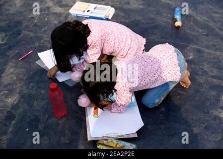 Guwahati, Assam, Inde. 7 février 2021. Les enfants ont participé à un concours d'art sur Swachh Bharat (Clean India), pendant le festival River Kite sur la rive de la rivière Brahmaputra à Guwahati, Inde crédit: David Talukdar/ZUMA Wire/Alamy Live News Banque D'Images