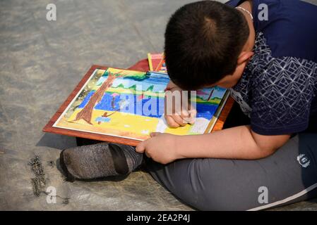 Guwahati, Assam, Inde. 7 février 2021. Les enfants ont participé à un concours d'art sur Swachh Bharat (Clean India), pendant le festival River Kite sur la rive de la rivière Brahmaputra à Guwahati, Inde crédit: David Talukdar/ZUMA Wire/Alamy Live News Banque D'Images