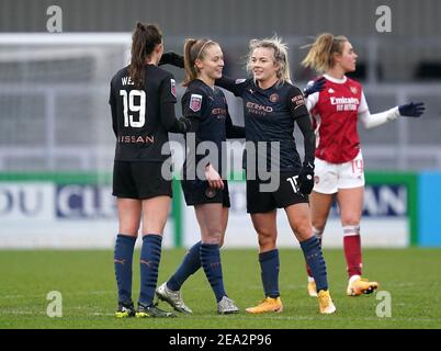 Lauren Hemp, de Manchester City, célèbre avec ses coéquipiers Caroline Weir (à gauche) et Keira Walsh après le coup de sifflet final lors du match de la Super League des femmes FA à Meadow Park, Londres. Date de la photo: Dimanche 7 février 2021. Banque D'Images