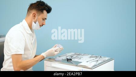 Technicien dentaire travaillant avec un modèle de dents et dentaire bretelles Banque D'Images