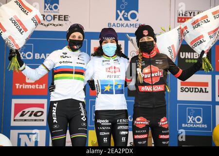 Dutch Lucinda Brand, Dutch Ceylin Del Carmen Alvarado et Dutch Denise Betsema sur le podium après la course d'élite féminine du Krawatencross cyclor Banque D'Images