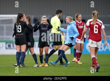 Caroline Weir (à gauche) de Manchester City, Keira Walsh, Lauren Hemp et Esme Morgan célèbrent après le coup de sifflet final lors du match de la Super League des femmes de la FA à Meadow Park, Londres. Date de la photo: Dimanche 7 février 2021. Banque D'Images