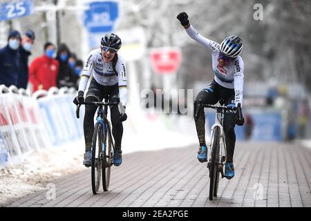 Dutch Lucinda Brand et Dutch Ceylin Del Carmen Alvarado sprint pour la fin de la course féminine d'élite du cyclocross Krawatencross à Lille, le Banque D'Images