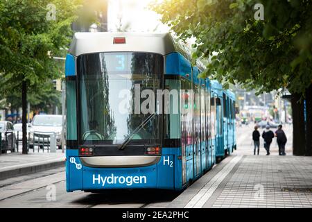 Un tramway à pile à hydrogène dans une rue de la ville Banque D'Images