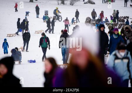 Berlin, Berlin, Allemagne. 7 février 2021. Les gens et les familles apprécient la neige fraîche à Volkspark Schoeneberg-Wilmersdorf malgré les restrictions de contact en place en raison de la pandémie mondiale de Covid-19. Le service météorologique allemand avertit de fortes chutes de neige avec des dérives de vent à des températures atteignant des niveaux bien en dessous du point de congélation. Crédit : Jan Scheunert/ZUMA Wire/Alay Live News Banque D'Images