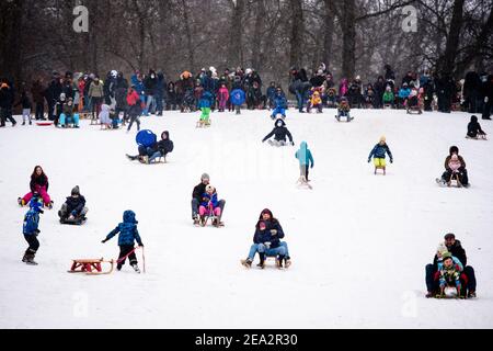 Berlin, Berlin, Allemagne. 7 février 2021. Les gens et les familles apprécient la neige fraîche à Volkspark Schoeneberg-Wilmersdorf malgré les restrictions de contact en place en raison de la pandémie mondiale de Covid-19. Le service météorologique allemand avertit de fortes chutes de neige avec des dérives de vent à des températures atteignant des niveaux bien en dessous du point de congélation. Crédit : Jan Scheunert/ZUMA Wire/Alay Live News Banque D'Images