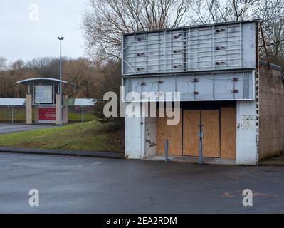 Fermeture et embarquement dans une unité de vente au détail au centre commercial Buywell à thorp Arch, West Yorkshire, qui faisait partie à l'origine d'une usine d'armement de la Seconde Guerre mondiale Banque D'Images