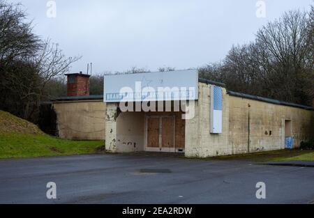 Fermeture et embarquement dans une unité de vente au détail au centre commercial Buywell à thorp Arch, West Yorkshire, qui faisait partie à l'origine d'une usine d'armement de la Seconde Guerre mondiale Banque D'Images