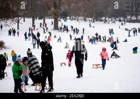 Berlin, Berlin, Allemagne. 7 février 2021. Les gens et les familles apprécient la neige fraîche à Volkspark Schoeneberg-Wilmersdorf malgré les restrictions de contact en place en raison de la pandémie mondiale de Covid-19. Le service météorologique allemand avertit de fortes chutes de neige avec des dérives de vent à des températures atteignant des niveaux bien en dessous du point de congélation. Crédit : Jan Scheunert/ZUMA Wire/Alay Live News Banque D'Images