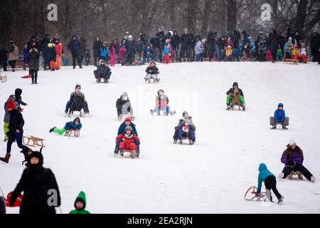 Berlin, Berlin, Allemagne. 7 février 2021. Les gens et les familles apprécient la neige fraîche à Volkspark Schoeneberg-Wilmersdorf malgré les restrictions de contact en place en raison de la pandémie mondiale de Covid-19. Le service météorologique allemand avertit de fortes chutes de neige avec des dérives de vent à des températures atteignant des niveaux bien en dessous du point de congélation. Crédit : Jan Scheunert/ZUMA Wire/Alay Live News Banque D'Images