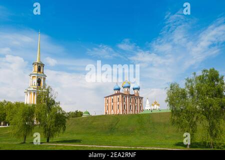 La ville de Ryazan est en été en Russie. Le Kremlin. Au premier plan se trouve l'arbre urbain Banque D'Images