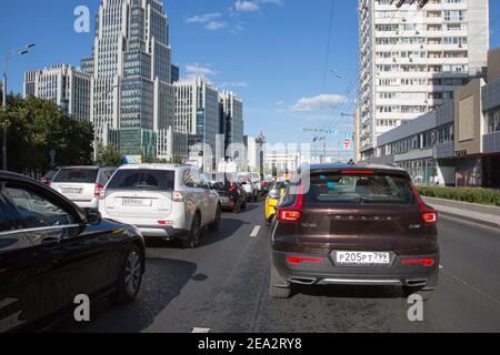 Embouteillage à Moscou. MOSCOU-RUSSIE: :de nombreuses voitures sont sur la rue SADOVO-Karetnaya (anneau de jardin) au coucher du soleil Banque D'Images