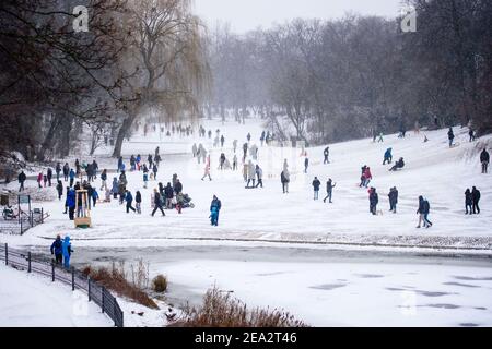 Berlin, Allemagne. 07e février 2021. Allemagne, Berlin, 07 février 2021: Les gens et les familles apprécient la neige fraîche à Volkspark Schoeneberg-Wilmersdorf malgré les restrictions de contact en place en raison de la pandémie mondiale de Covid-19. Le service météorologique allemand avertit de fortes chutes de neige avec des dérives de vent à des températures atteignant des niveaux bien en dessous du point de congélation. (Photo de Jan Scheunert/Sipa USA) crédit: SIPA USA/Alay Live News Banque D'Images