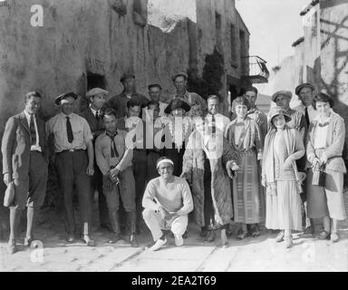 DOUGLAS FAIRBANKS Sr et MARY PICKFORD sur le plateau Candid avec Le personnel de production, dont ROBERT FLOREY, est tout à gauche à la Pickford-Fairbanks Studio pendant le tournage du dernier film DE Pickford, ROSITA 1923 le réalisateur ERNST LUBITSCH Histoire Norbert Falk adapté par Edward Knoblock Direction artistique Svend Gade et William Cameron Menzies costumes Mitchell Leisen Mary Pickford Company / United Artists Banque D'Images