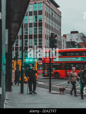 Londres Royaume-Uni janvier 2021 Ambulance et une voiture de police se présentant en cas d'urgence dans les rues de Londres alors qu'une personne s'évanouie en marchant sur le trottoir. Bleu Banque D'Images