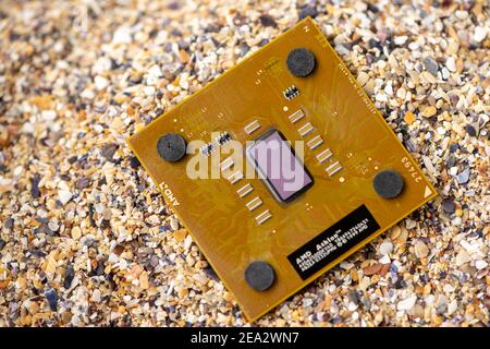 Timisoara, Roumanie - 17 octobre 2020 : gros plan d'un processeur AMD Athlon XP 2500+ AXDA2500DKV4D, 2500 MHz, Socket A avec du sable en arrière-plan. Banque D'Images