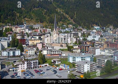 Vue aérienne de la ville et le lac de Davos. Davos est ville suisse, célèbre lieu de rencontres annuelles de Forum économique mondial. Banque D'Images