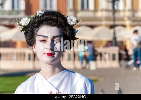 Timisoara, Roumanie - 31 mars 2017 : Geisha, femme dans un kimono japonais traditionnel au CheckArt Carnaval Banque D'Images