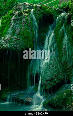 Vue latérale sur la cascade de Bigar, réserve naturelle dans les montagnes Anina Banque D'Images