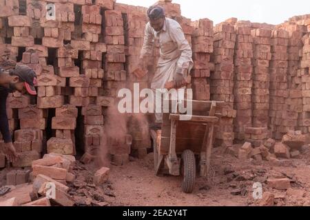 Four en briques/usine près de Lahore, Punjab, Pakistan Banque D'Images