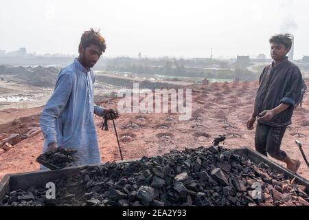 Four en briques/usine près de Lahore, Punjab, Pakistan Banque D'Images