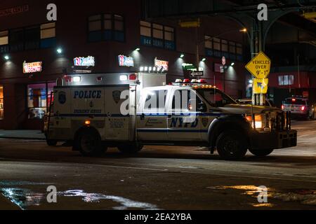 Bronx, États-Unis. 06e février 2021. La police enquête toujours sur un différend qui a laissé un homme de 22 ans tué par balle dans la section de Pelham Bay du Bronx la nuit dernière. (Photo de Steve Sanchez/Pacific Press) Credit: Pacific Press Media production Corp./Alay Live News Banque D'Images