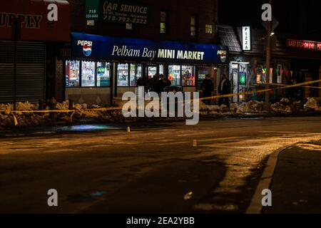 Bronx, États-Unis. 06e février 2021. La police enquête toujours sur un différend qui a laissé un homme de 22 ans tué par balle dans la section de Pelham Bay du Bronx la nuit dernière. (Photo de Steve Sanchez/Pacific Press) Credit: Pacific Press Media production Corp./Alay Live News Banque D'Images