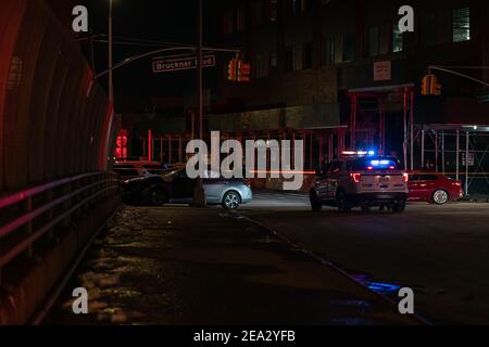 Bronx, États-Unis. 06e février 2021. La police enquête toujours sur un différend qui a laissé un homme de 22 ans tué par balle dans la section de Pelham Bay du Bronx la nuit dernière. (Photo de Steve Sanchez/Pacific Press) Credit: Pacific Press Media production Corp./Alay Live News Banque D'Images