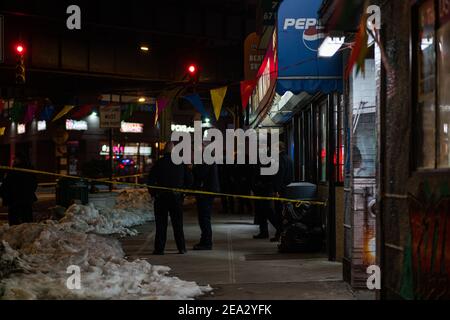 Bronx, États-Unis. 06e février 2021. La police enquête toujours sur un différend qui a laissé un homme de 22 ans tué par balle dans la section de Pelham Bay du Bronx la nuit dernière. (Photo de Steve Sanchez/Pacific Press) Credit: Pacific Press Media production Corp./Alay Live News Banque D'Images