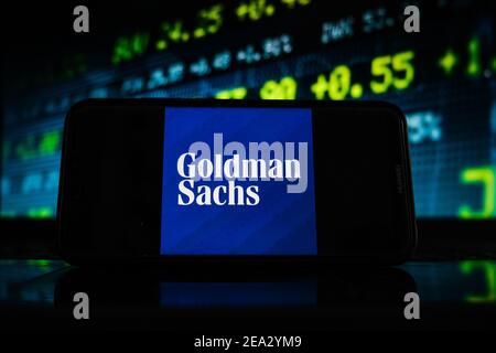 Pologne. 07e février 2021. Sur cette photo, un logo Goldman Sachs apparaît sur l'écran d'un smartphone avec un graphique boursier en arrière-plan. Crédit : SOPA Images Limited/Alamy Live News Banque D'Images