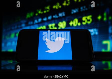 Pologne. 07e février 2021. Sur cette photo, un logo Twitter apparaît sur l'écran d'un smartphone avec un graphique boursier en arrière-plan. Crédit : SOPA Images Limited/Alamy Live News Banque D'Images