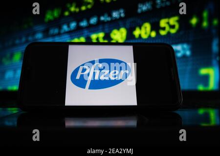 Pologne. 07e février 2021. Sur cette photo, un logo Pfizer apparaît sur l'écran d'un smartphone avec un graphique boursier en arrière-plan. Crédit : SOPA Images Limited/Alamy Live News Banque D'Images