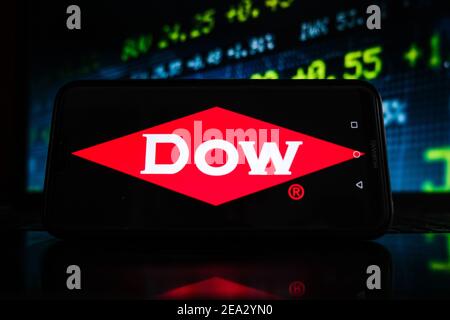 Pologne. 07e février 2021. Sur cette photo, un logo Dow apparaît sur l'écran d'un smartphone avec un graphique boursier en arrière-plan. Crédit : SOPA Images Limited/Alamy Live News Banque D'Images