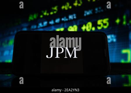 Pologne. 07e février 2021. Sur cette photo, un logo JPM apparaît sur l'écran d'un smartphone avec un graphique boursier en arrière-plan. Crédit : SOPA Images Limited/Alamy Live News Banque D'Images