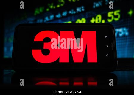 Pologne. 07e février 2021. Sur cette photo, un logo 3M apparaît sur l'écran d'un smartphone avec un graphique boursier en arrière-plan. Crédit : SOPA Images Limited/Alamy Live News Banque D'Images