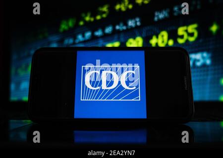 Pologne. 07e février 2021. Sur cette photo, un logo CDC apparaît sur l'écran d'un smartphone avec un graphique boursier en arrière-plan. Crédit : SOPA Images Limited/Alamy Live News Banque D'Images