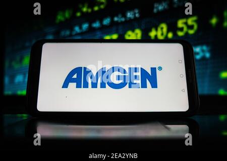 Pologne. 07e février 2021. Sur cette photo, un logo Amgen apparaît sur l'écran d'un smartphone avec un graphique boursier en arrière-plan. Crédit : SOPA Images Limited/Alamy Live News Banque D'Images