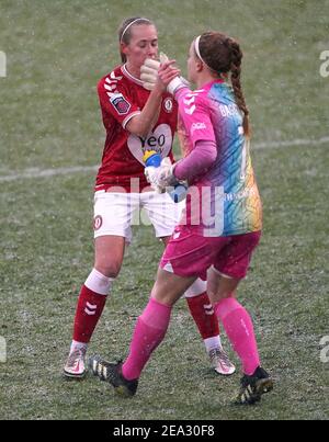 Flo Allen de Bristol City (à gauche) et Sophie Baggaley célèbrent le premier but de leur côté lors du match de Super League féminin FA au stade de construction de Chigwell, Dagenham. Date de la photo: Dimanche 7 février 2021. Banque D'Images