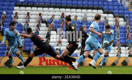 Gustavo Hamer de Coventry City (à droite) prend un coup de feu lors du match du championnat Sky Bet au stade de Trophée de St Andrew's billion, à Birmingham. Date de la photo: Samedi 6 février 2021. Banque D'Images