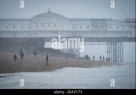 Chutes de neige sur Brighton Beach près de Brighton Palace Pier à Brighton, dimanche 9 février 2021 Banque D'Images