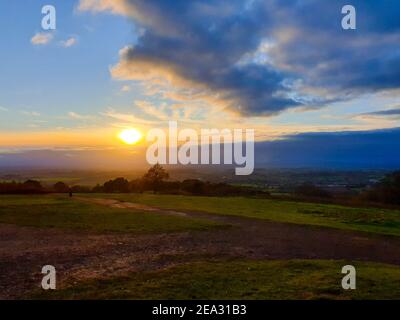 Vue sur le coucher du soleil depuis Cent Hills en automne, National Trust Countryside, Worcestershire, Angleterre Banque D'Images