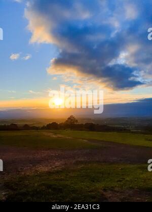 Vue sur le coucher du soleil depuis Cent Hills en automne, National Trust Countryside, Worcestershire, Angleterre Banque D'Images